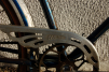 vélo bleu garde chaîne