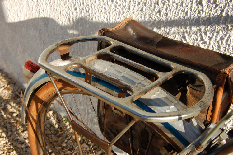 vélo bleu porte bagage