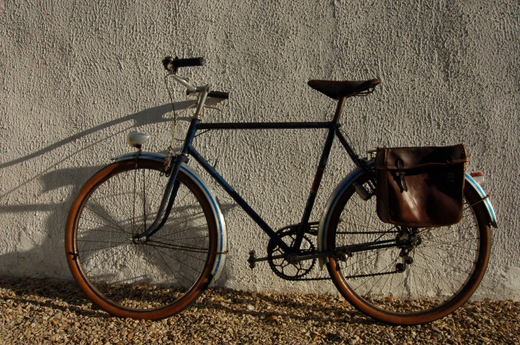vélo bleu profil côté sacoche