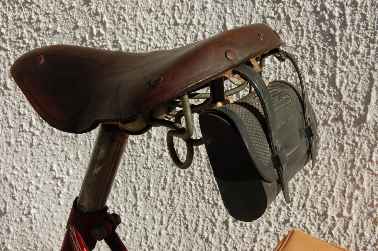 vélo metropole selle et nécessaire réparation